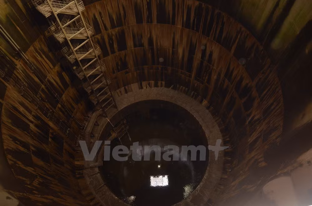 Giếng nước số 1 có độ sâu 70m và đường kính 30m, thông với bể điều hòa lượng nước. (Ảnh: Nguyễn Tuyến-Thành Hữu/Vietnam+)