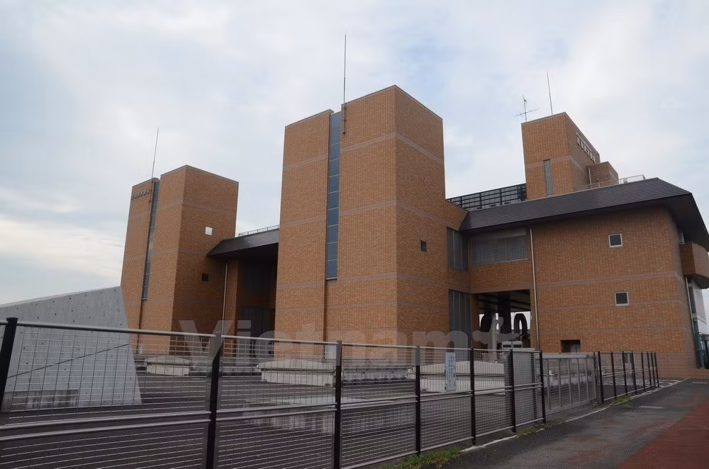 Tòa nhà, nơi đặt trạm bơm và phòng điều khiển trung tâm của hệ thống thoát nước đô thị gần Tokyo, Nhật Bản. (Ảnh: Nguyễn Tuyến-Thành Hữu/Vietnam+)