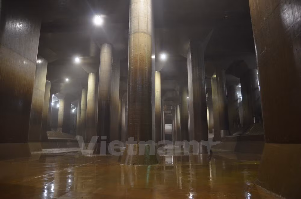 Bể điều hòa lượng nước được mệnh danh Cung điện dưới lòng đất. (Ảnh: Nguyễn Tuyến-Thành Hữu/Vietnam+)