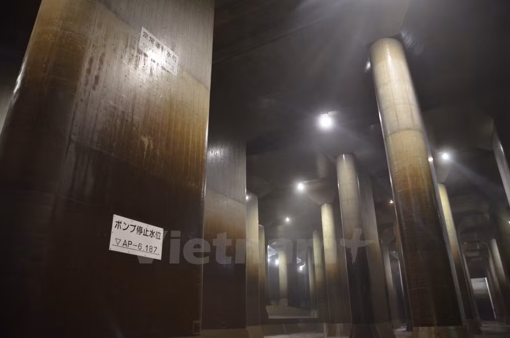 Bể điều hòa bên trong hệ thống thoát nước ngầm đô thị gần thủ đô Tokyo lượng nước có tổng cộng 59 cột trụ khổng lồ với chiều cao 18m, rộng 2m và dài 7m, nặng tới 500 tấn. (Ảnh: Nguyễn Tuyến-Thành Hữu/Vietnam+)