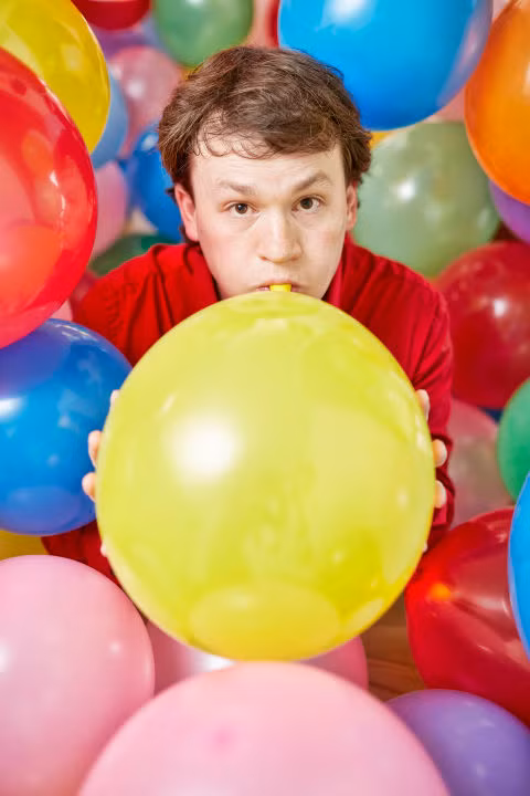 Bạn có bao giờ nghĩ rằng thổi bóng bay cũng có thể lập kỷ lục thế giới? Anh Hunter Ewen hiện đang giữ kỷ lục thế giới ở hạng mục người thổi được nhiều quả bóng bay nhất trong vòng một giờ. (Nguồn Sina)