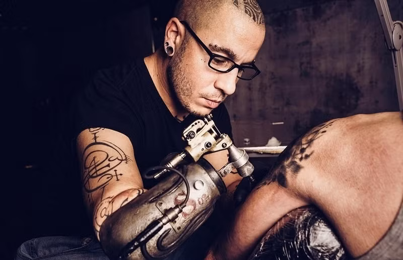 Nghệ sĩ xăm sử dụng cánh tay giả đầu tiên trên thế giới, JC Sheitan Tenet. (Nguồn Sina)