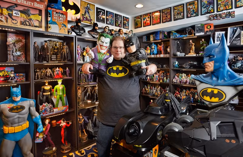 Brad Ladner, Georgia, Mỹ, đã thu thập các mặt hàng liên quan đến Người Dơi - Batman từ năm 1998 và hiện tại, anh đã sở hữu bộ sưu tập gồm 8226 các loại mặt hàng, đồ dùng có liên quan đến Người Dơi trên toàn thế giới. (Nguồn Sina) 