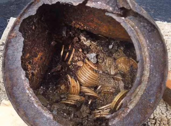 Khi mở những chiếc lon nhôm ra, cả hai vợ chồng đã bị sốc bởi những gì mình nhìn thấy. Mỗi một lon nhôm lại có chứa rất nhiều đồng tiền vàng. Những đồng tiền bị lẫn vào trong đất ướt nhưng vẫn được bảo tồn hoàn hảo. (Nguồn Boredomtherapy)