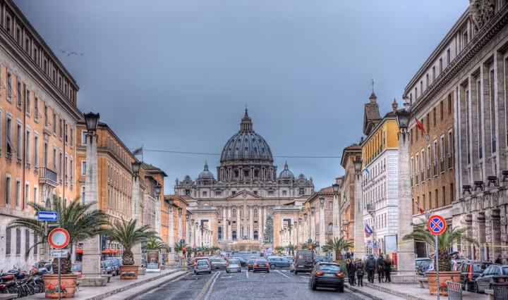 Theo Hiệp ước Latêranô, một số tài sản của Tòa Thánh nằm trong lãnh thổ Ý, nổi tiếng nhất là lâu đài Gandolfo và Thánh đường Phêrô, được trao quy chế lãnh thổ bên ngoài tương tự như các đại sứ quán. Giáo hoàng là Quốc trưởng và là lãnh đạo chính phủ của Thành quốc Vatican, là vị vua không truyền tử, vua chuyên chế duy nhất tại châu Âu, nắm quyền lực tuyệt đối, bao gồm cả quyền lập pháp, hành pháp và tư pháp đối với Vatican.