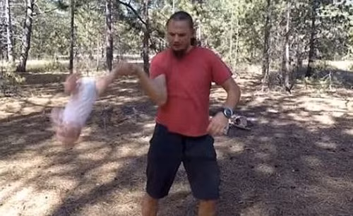 Cha quang quat con gai 4 thang tuoi nhu do vat... nguoi nguoi phan no