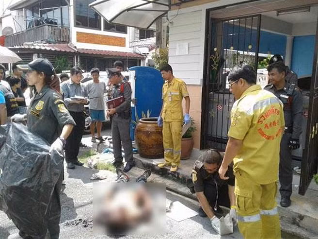 Chuyện lạ hôm nay: Chỉ vì bát mỳ tôm, bị hàng xóm chém chết Chuyen la hom nay: Chi vi bat my tom, bi hang xom chem chet