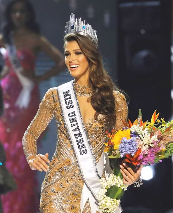 Đương kim Hoa hậu Hoàn vũ 2016-Iris Mittenaere "ngậm ngùi" cán đích vị trí thứ 2. Ngay từ đầu, cô được đánh giá là ứng viên nặng kí cho danh hiệu Hoa hậu đẹp nhất 2016. Iris mang vẻ nữ tính vô cùng đặc trưng với thân hình săn chắc cùng những đường cong ấn tượng. Cô đã mang về cho đất nước Pháp chiếc vương miện thứ 2 danh giá sau 63 năm chờ đợi. Trước đó, cô cũng giành danh hiệu Mỹ nhân gợi cảm nhất Địa Trung Hải.