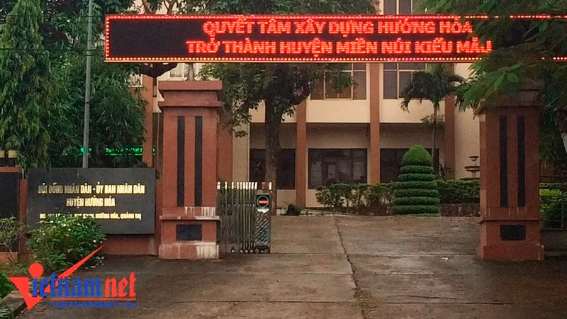 Pho chu tich huyen di giao luu truoc ‘sieu bao’ bi nu Bi thu goi ve