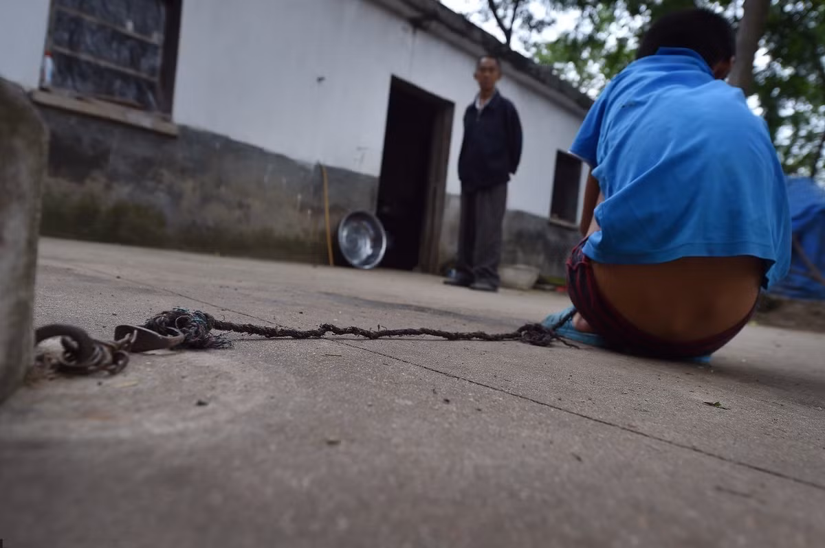 Theo thông tin đăng tải, bố mẹ Kiệt Kiệt có 3 con, Kiệt Kiệt là con cả. Từ nhỏ, não của cậu bé đã có vấn đề, không thể sinh hoạt giống như những đứa trẻ khác. Mới đầu, cha mẹ của Kiệt Kiệt cũng đưa con trai đi khắp nơi chạy chữa nhưng tình trạng của cậu bé tiến triển không mấy khả quan. (Nguồn Sina)