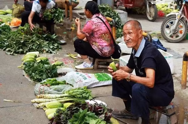 Con trai gia chet, dun day bo me gia nuoi chau... noi dau gay soc-Hinh-3