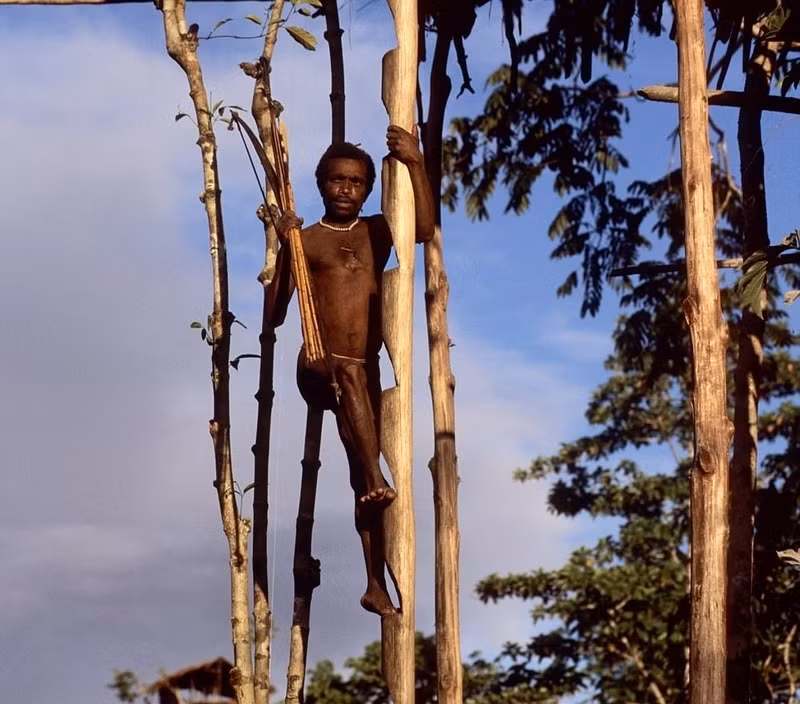 Bên cạnh đó, bộ tộc Korowai vẫn luôn tin tưởng vào những câu chuyện thần thoại, những câu châm ngôn truyền miệng. Họ cũng sử dụng các loại bùa chú và có một niềm tin mãnh liệt rằng, tổ tiên của họ có thể trở về trần thế bất cứ lúc nào. (Nguồn Sina)