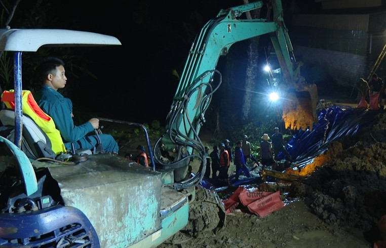 Hàng trăm người xuyên đêm gia cố chân đê ở Thanh Hóa Hang tram nguoi xuyen dem gia co chan de o Thanh Hoa