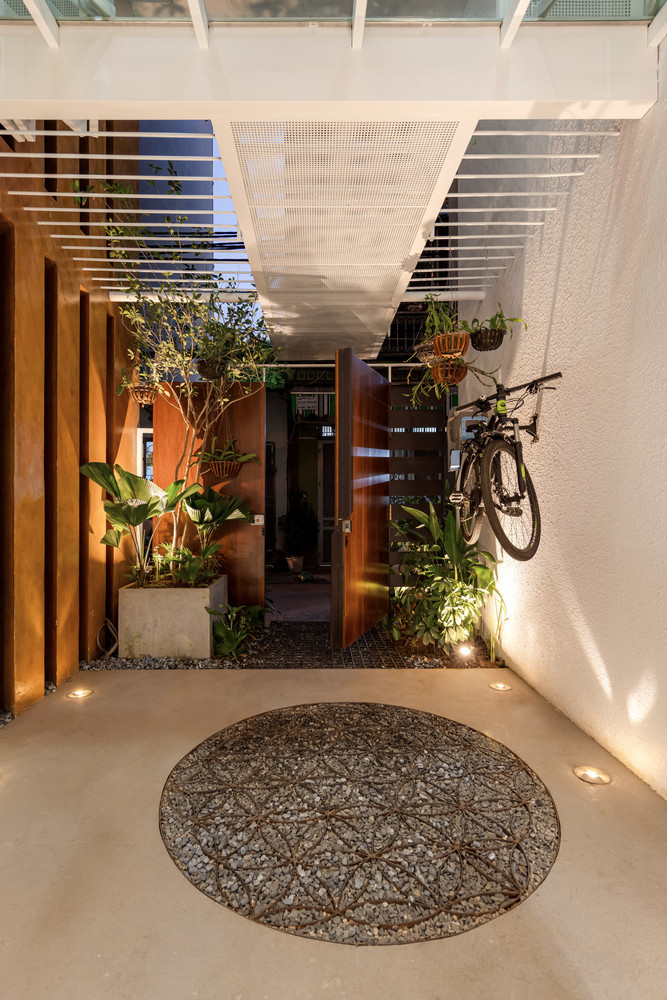 Do diện tích hạn chế, mặt tiền hẹp, để phù hợp với người cao tuổi, trục giao thông chính, thang máy, giếng trời được bố trí cuối nhà.