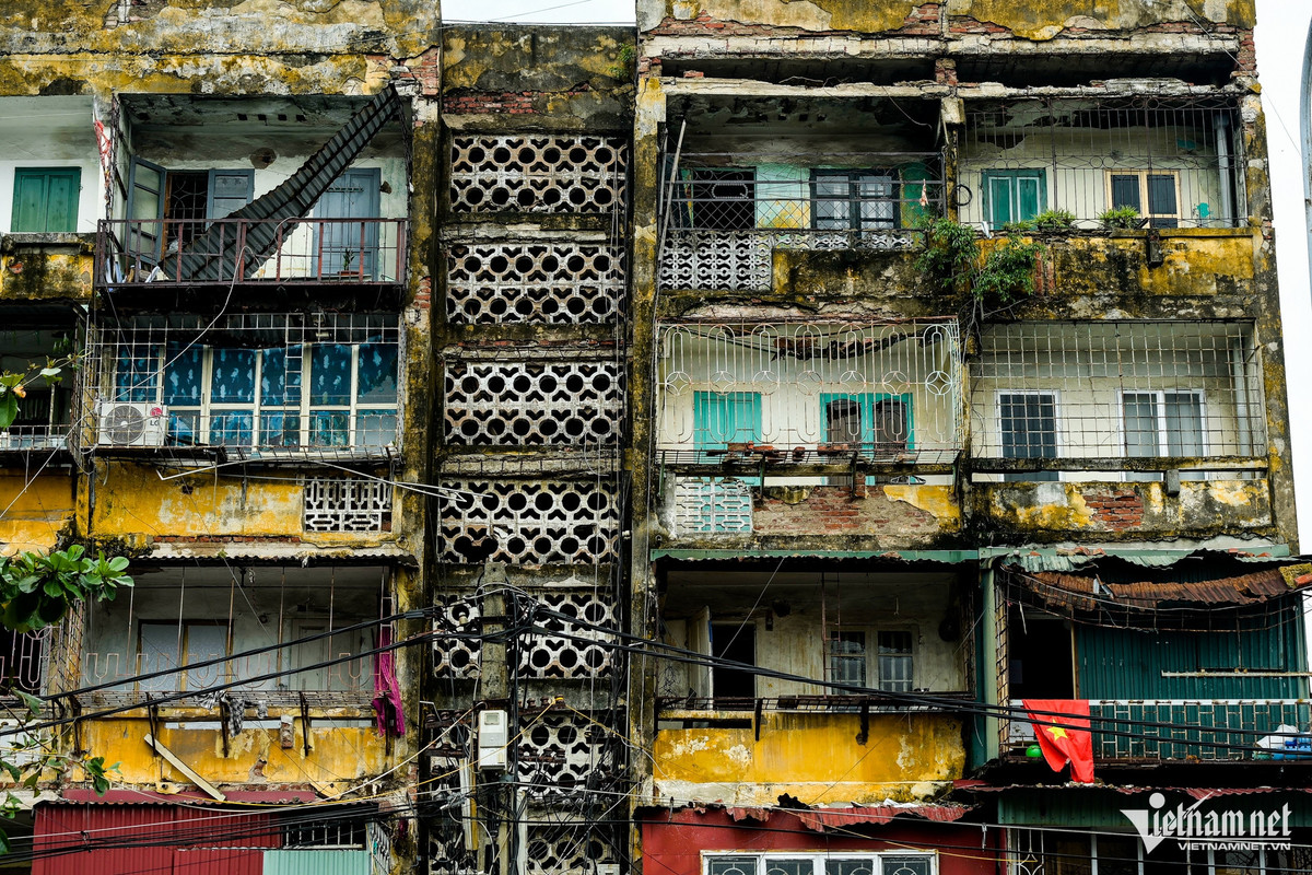 Từ mặt tiền đến bên trong đều bị bong tróc từng mảng lớn.