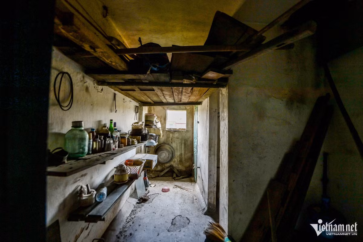 Trong các căn hộ, trần nhà hầu hết đều bị thấm dột, ẩm mốc, tróc lở.