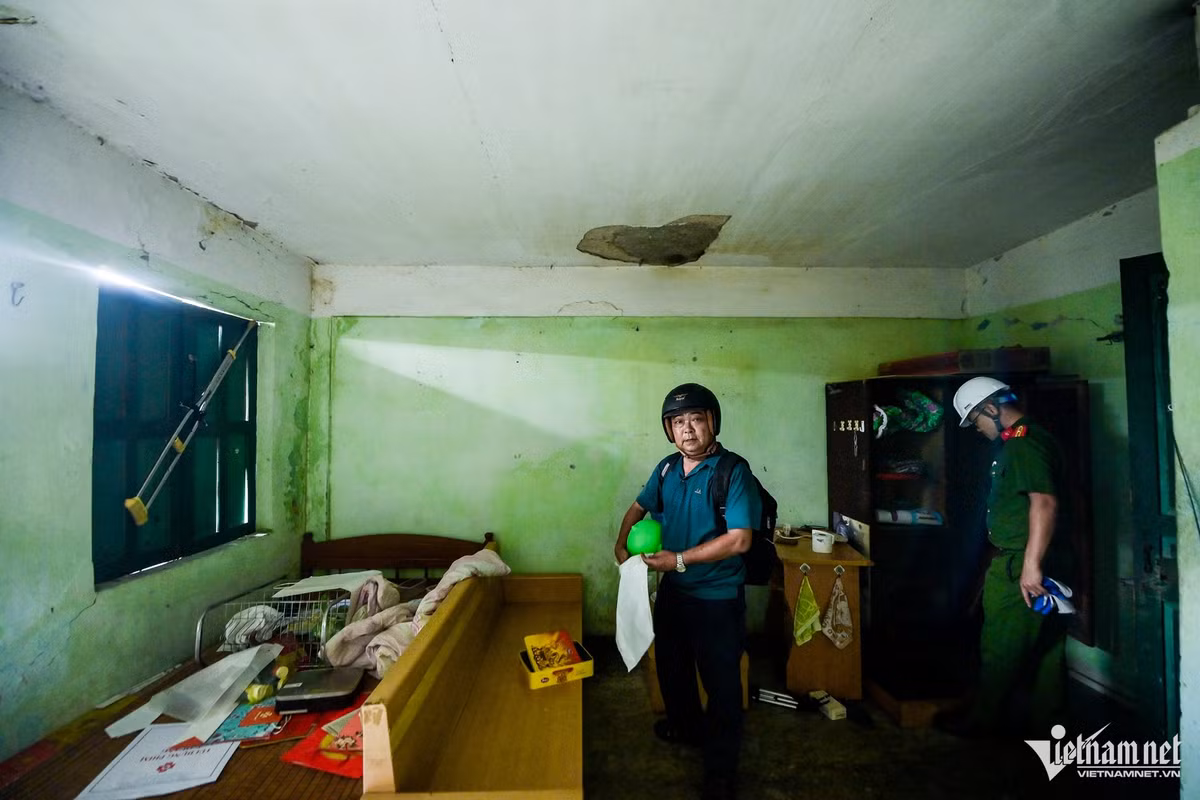 Ông Trần Đình Quang (61 tuổi, sống tại tầng 5, chung cư A7) chia sẻ: "Tôi sinh sống tại đây từ năm 1978. Căn hộ đã xuống cấp lắm rồi, có những hôm đang ăn cơm vữa rơi xuống cả mâm cơm. Ngủ vữa cũng từ trên trần nhà rơi xuống người, may mắn là không bị thương nặng”.