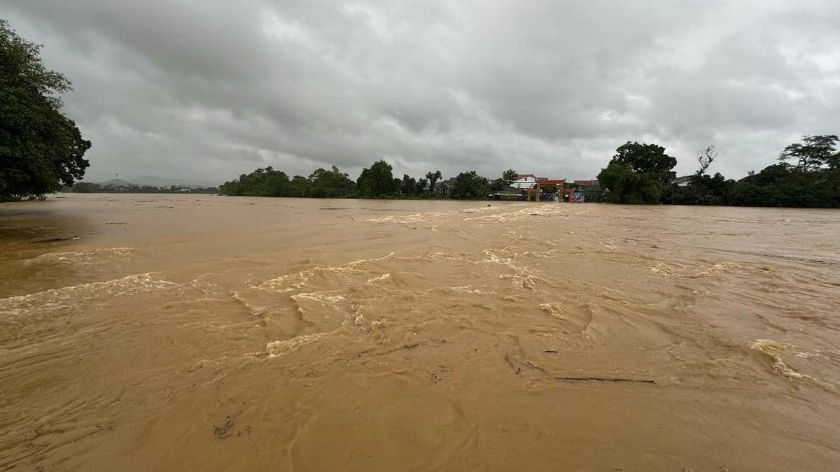 Hon 9.000 hoc sinh o Ha Tinh phai nghi hoc do mua lon-Hinh-2