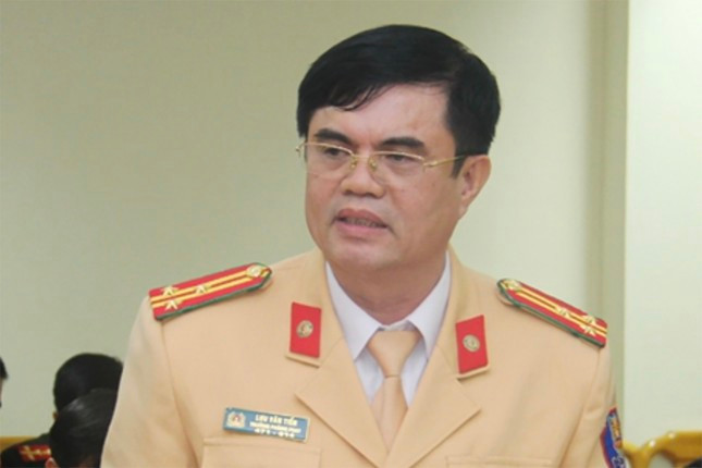 Cựu Trưởng phòng CSGT Hà Tĩnh lĩnh án vì để cấp dưới tham ô Cuu Truong phong CSGT Ha Tinh linh an vi de cap duoi tham o