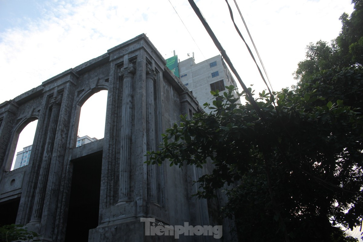 Tuy nhiên, ghi nhận thực tế thời điểm hiện tại, sau hơn 13 năm khởi công, đến hiện tại Dự án Khách sạn Đại Hà mới làm xong phần thô của 1 tầng hầm và 3 tầng nổi.Nhưng do nhiều năm bị bỏ hoang, những phần công trình đã xây dựng bị bám đầy rêu mốc.