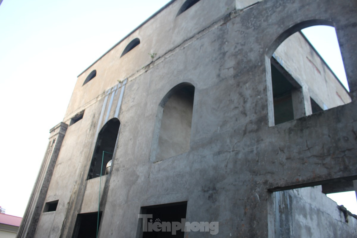 Tuy nhiên, hiện tại đã quá thời hạn chót theo quyết định của UBND tỉnh Phú Thọ đúng gần 1 năm, nhưng Dự án khách sạn Đại Hà vẫn là “xác” công trình bạc phếch vì nắng mưa, không có dấu hiệu nào của việc thi công…gây lãng phí nguồn lực nghiêm trọng.