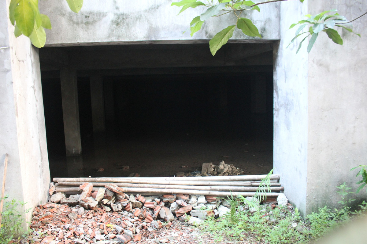 Phần tầng hầm ẩm thấp, tối tăm và quanh năm ngập nước khiến nhiều người lo sợ mỗi khi đi qua.