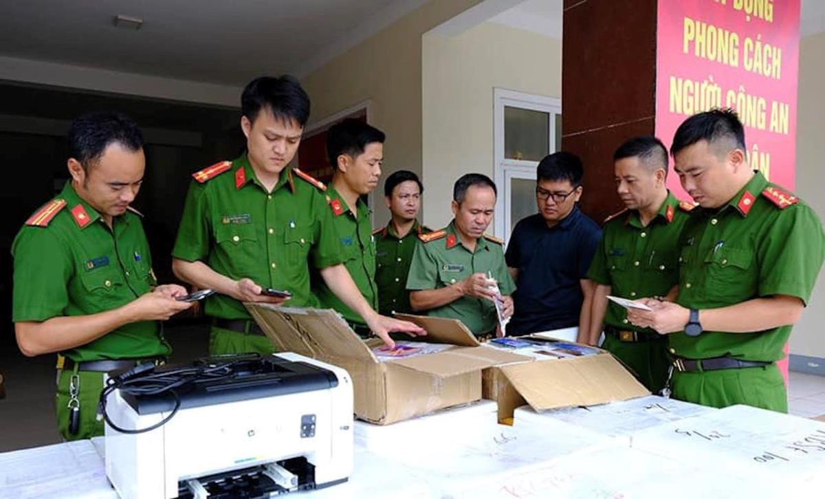 Bat giu nhom doi tuong chuyen ban dien thoai gia o Ha Tinh