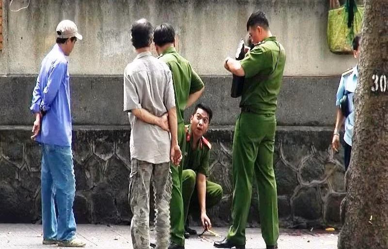 Lực lượng Công an khám nghiệm hiện trường để điều tra vụ việc.