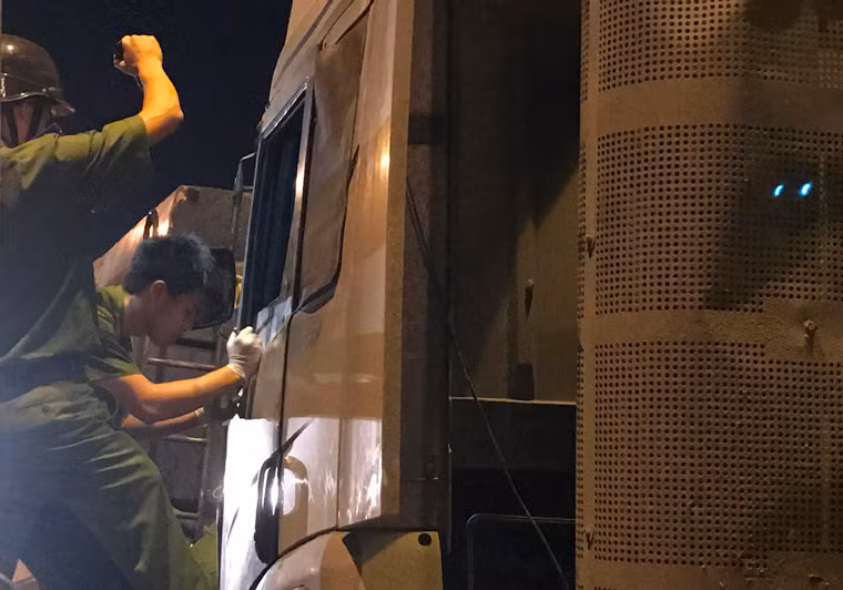 Cơ quan CSĐT Công an quận 2 tiến hành khám nghiệm hiện trường vụ tai nạn.