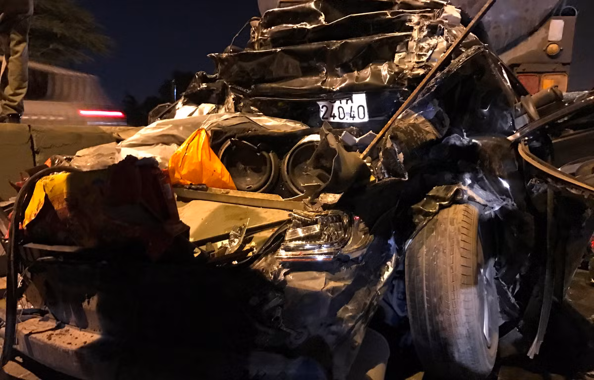 Cú tông khủng khiếp đẩy xe du lịch của anh Dũng lao thẳng vào xe bồn chở xăng dầu do tài xế Nguyễn Mạnh Thuận (34 tuổi, ngụ TP HCM) điều khiển đang dừng phía trước và tông tiếp vào xe du lịch 7 chỗ.