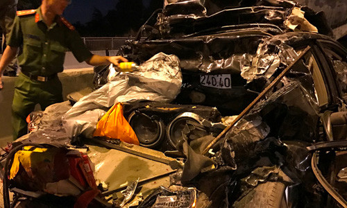 Nhiều người đã dùng mọi cách để giải cứu và mất nhiều thời gian mới đưa được anh Dũng ra ngoài.