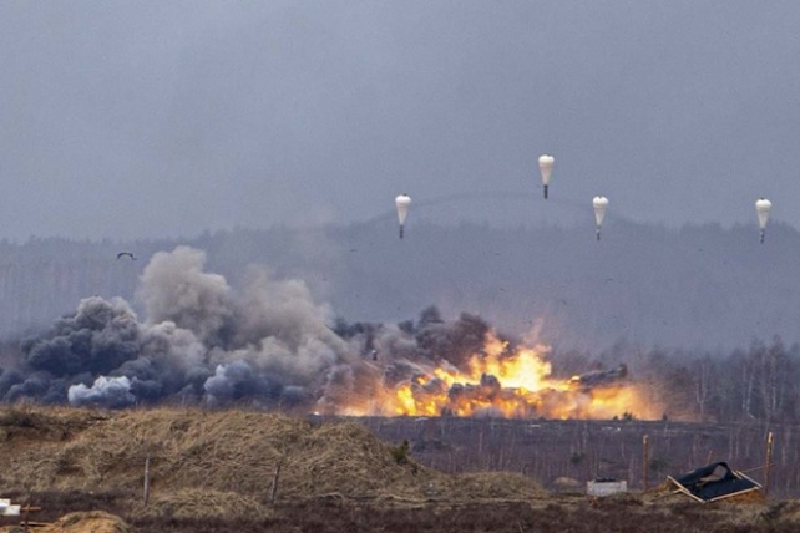 Do Quân đội Nga tấn công quá bất ngờ từ phía tây nên tuyến phòng thủ của Ukraine bị phá vỡ hoàn toàn. Quân đội Ukraine đóng ở phía nam thành phố lo sợ rằng quân Nga sẽ chia cắt thành phố từ phía đông và tây, cô lập khu vực phía nam, nên họ bắt đầu rút khỏi trận địa và chạy về phía trung tâm thành phố. Ảnh: AVP.