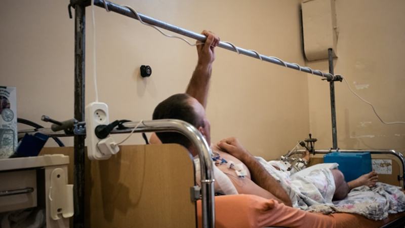 Sau đó, quân Nga siết chặt trung tâm thành phố từ ba phía, chỉ để lại một khoảng trống rộng từ 1 đến 2 km ở phía bắc để thoát khỏi thành phố. Tuy nhiên, lối thoát này cũng bị hỏa lực Nga chặn lại và quân Nga đã tạo ra một hành lang hỏa lực dài 7 km. Trung bình, cứ 10 người cố gắng rời khỏi Ugledar thì chỉ có 4-6 người sống sót, tỷ lệ tử vong lên đến 60%, biến nơi này thành một “hành lang tử thần”. Ảnh: Washington Post.