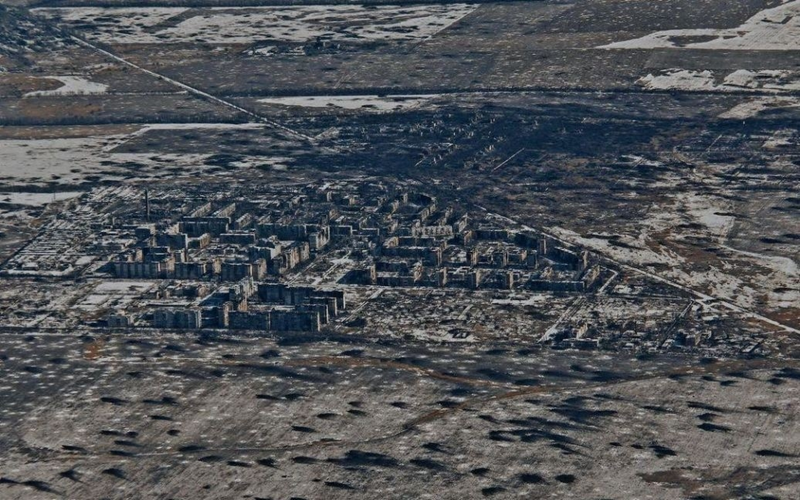 Theo báo cáo của Viện Nghiên cứu Chiến tranh ISW của Mỹ và trang Topwar của Nga ngày 1/10, trong bối cảnh Quân đội Nga chiếm đóng phần phía đông Ugledar, Quân đội Nga đã đột nhập vào thành phố từ phía tây. Các binh sĩ thuộc Trung đoàn súng trường cơ giới số 403 của Nga đã cắm cờ Tổng thống Nga trên một tòa nhà cao tầng ở phía tây thành phố, cùng với các lá cờ ở phía đông và phía nam. Ảnh: TSN.