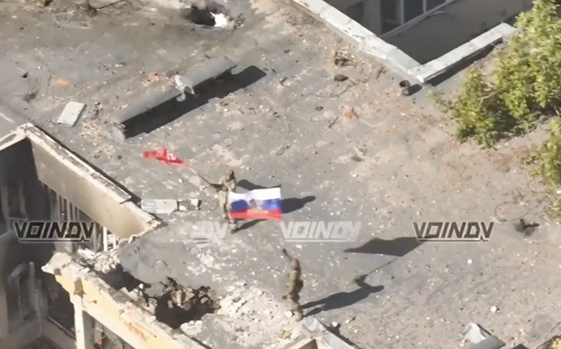 Theo phóng viên, khi lính Nga treo cờ trên tòa nhà quốc hội ở trung tâm thành phố, Ugledar đã nằm dưới sự kiểm soát của quân đội. Hiện tại, quân Nga đang dọn dẹp các khu vực trong thành phố, truy tìm những binh sĩ Ukraine còn sót lại. Ở một số khu vực thuộc trung tâm và phía tây bắc, vẫn còn khoảng 300 binh sĩ Ukraine, bao gồm cả những người bị thương, đang ẩn náu. Họ không còn lối thoát trừ khi đầu hàng. Ảnh từ video của RN.