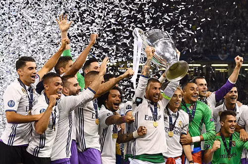 Đội trưởng Sergio Ramos giơ cao chiếc cúp vô địch lịch sử của Real Madrid.