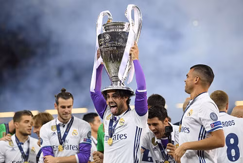 Tiền vệ Isco đội chiếc cúp Champions League lên đầu và có màn ăn mừng chức vô địch vô cùng “khó đỡ”.