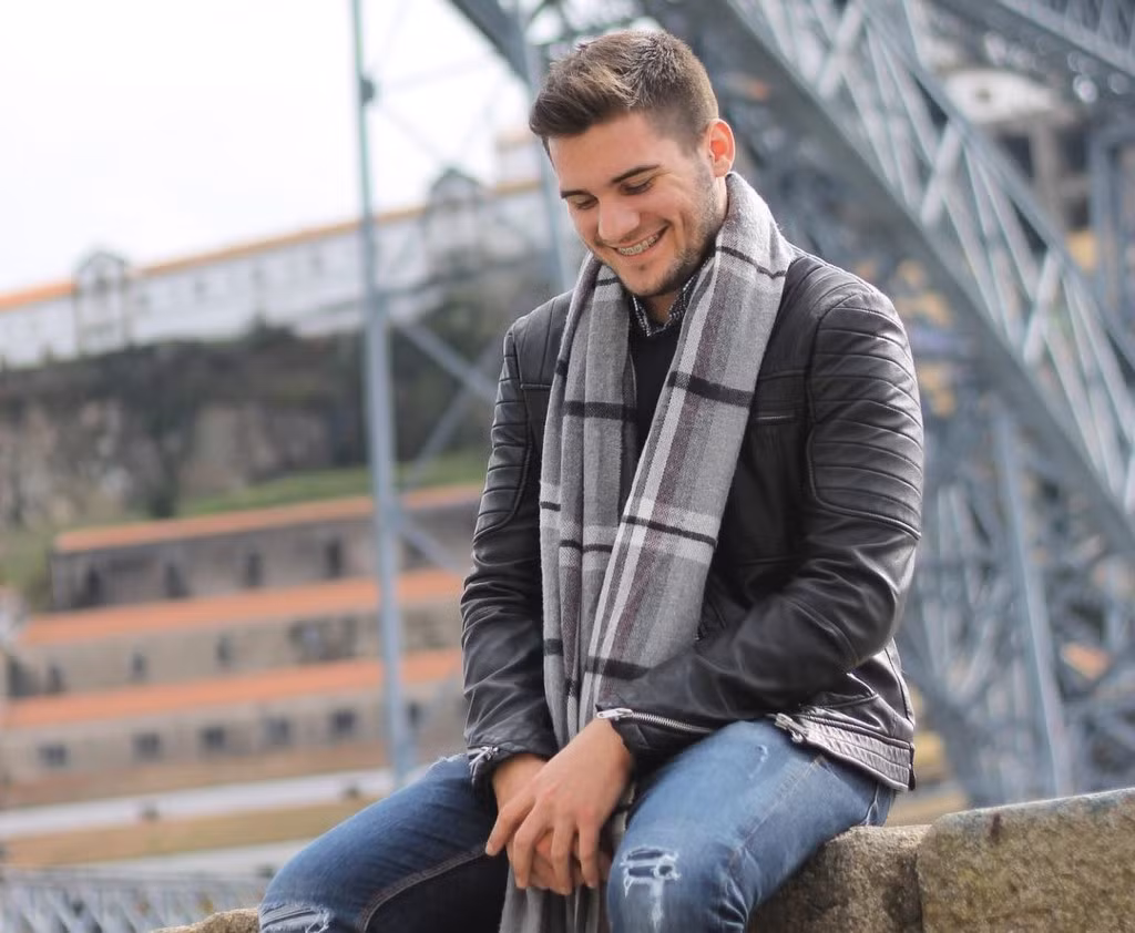 Jorge sở hữu nụ cười tỏa nắng cùng đôi mắt sâu cuốn hút. Những bức ảnh trên trang cá nhân của chàng bác sĩ đẹp trai này thường nhận được nhiều tình cảm, sự yêu mến từ mọi người.