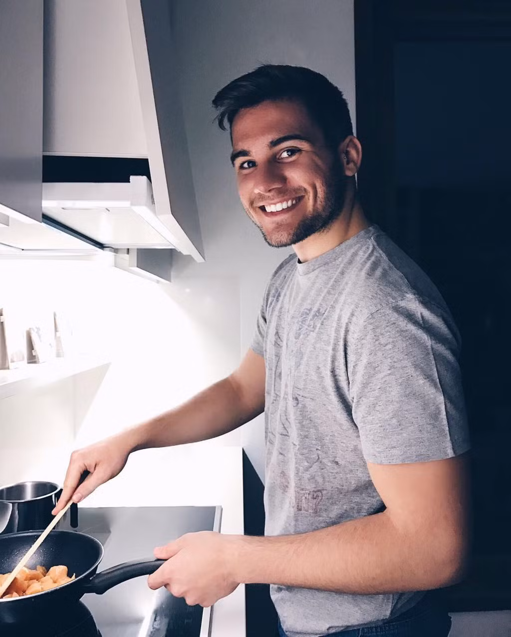 Thỉnh thoảng, anh còn trổ tài nấu nướng khiến hội chị em "phát cuồng". Không ít người đã chọn Jorge Dliz là mẫu đàn ông lý tưởng của mình.