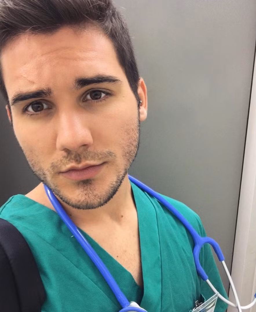 Vẻ ngoài điển trai của nam bác sĩ người Tây Ban Nha.