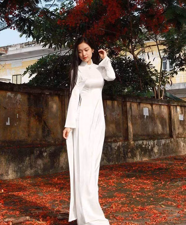 Mới đây, một số hình ảnh được chụp khá lâu của nữ sinh Hải Phòng vô tình được một page gái xinh chia sẻ trên mạng xã hội. Những khoảnh khắc xinh xắn tự nhiên đúng kiểu 'không cần làm gì cũng xinh' của nữ sinh này khiến dân tình nhao nhao.