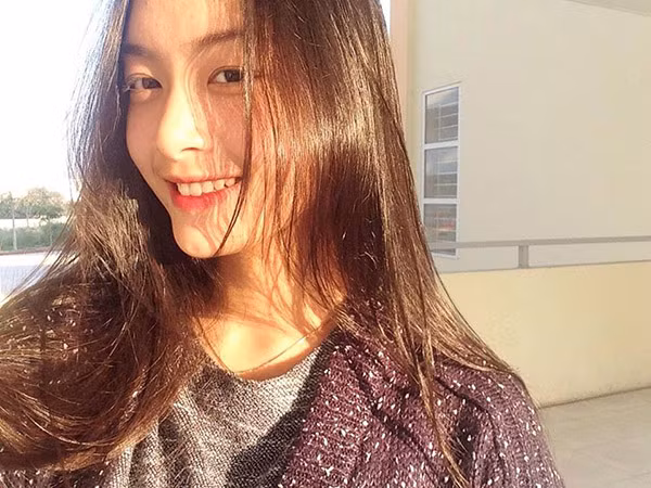 Ngoài thời gian dành cho việc học, Tố Anh thích nghe nhạc, đọc tuyển thuyết, mua sắm và tự hóa trang. 'Ở lớp, mình thích học Văn và tiếng Anh nhất. Văn thì mình đã yêu thích từ cấp 2, lên cấp 3 được học nhiều cách cảm nhận văn học mới nên luôn thấy hứng thú. Còn tiếng Anh thì chắc là do phải nói tiếng Anh nhiều, thường xem thích xem phim Mỹ và hiện mình cũng đang dạy IELTS phần Speaking cho các bạn ôn thi IELTS' - Tố Anh chia sẻ thêm.