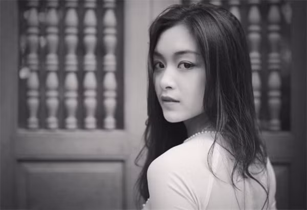 Nữ sinh này cho biết, ở trường cấp 3, cô bạn rất hăng hái ham gia các hoạt động nghệ thuật và từ thiện. Tố Anh sở hữu chiều cao 1m72, và nhờ ngoại hình sắc sảo mà cô bạn luôn nổi bật giữa đám đông bạn bè. Việc được nhiều người chú ý không hẳn chỉ mang lại những điều tốt đẹp, Tố Anh nhiều lúc buồn phiền vì có khá nhiều người hậm hực, bắt nạt hoặc thậm chí là tung tin đồn thất thiệt về cô.