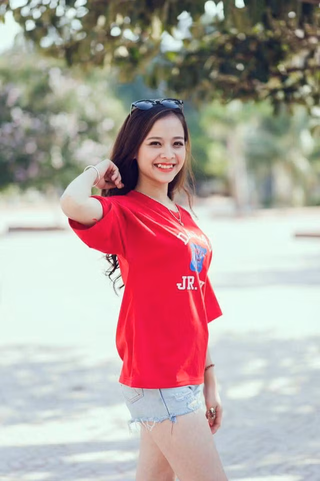 Oanh cho hay khoảnh khắc trên được chụp tại lễ bế giảng ở trường THPT Dân tộc nội trú Nghệ An. 9X cho hay đó là lúc cô vừa vui vừa buồn khi lần cuối cùng được nhận giấy khen trong đời học sinh.