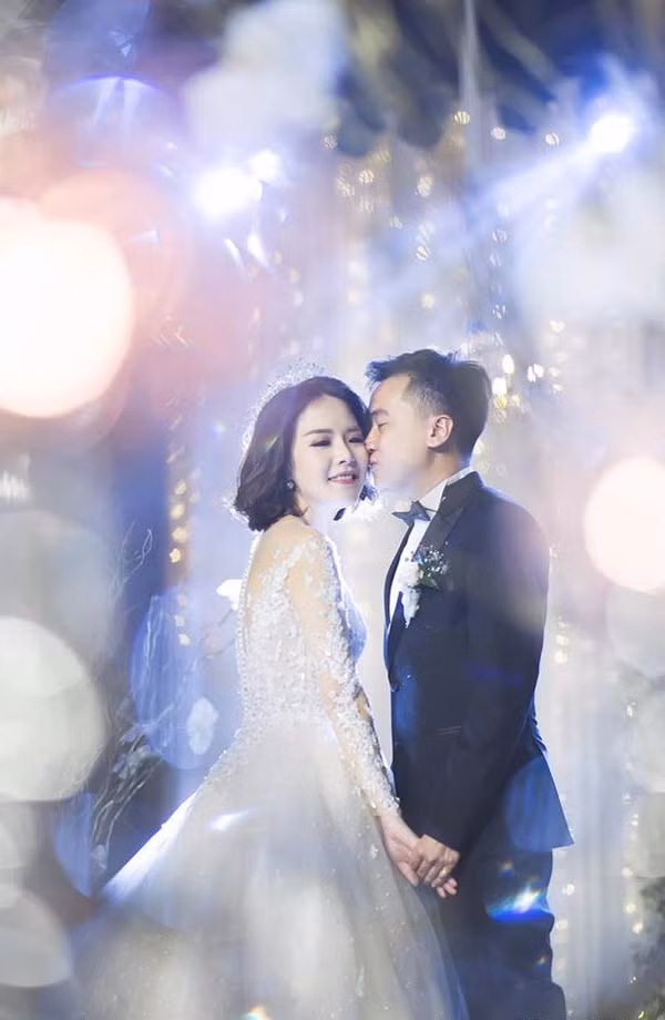 Không đẹp trai, không cao ráo, không phong cách cũng chẳng lãng mạn, Ninh cưa đổ Trang chung quy cũng nhờ hai chữ 'chai mặt', hay nói cách khác là kiên trì. Cụ thể, đến ngày thứ 13 - 14 quen nhau, cuối cùng chàng cũng nắm được tay nàng. Điều đáng ngạc nhiên nhất là bên ngoài Trang có vẻ tự tin, nhanh mồm nhanh miệng, tự tin là vậy nhưng đến lúc nắm nay, cô nàng hoàn toàn chẳng giống phụ nữ thế kỷ 21 khi mặt mũi đỏ tưng bừng, còn thẹn thùng giật tay ra như thiếu nữ chưa 18.