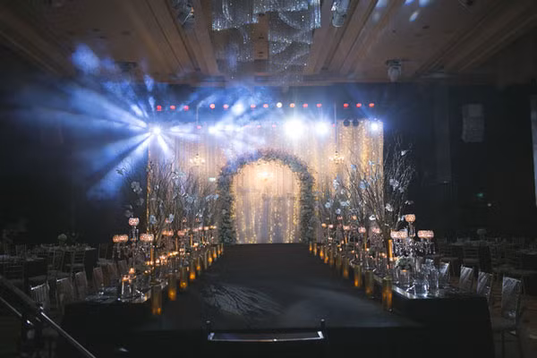 Lần đầu tiên anh tặng quà mình là vào khoảng 10 ngày quen nhau. Món quà đó là một cốc nến thơm. Sau này mình mới biết anh lấy cốc nến ấy ở... phòng thờ nhà anh ra, do mẹ anh mua về', Trang dở khóc dở cười kể về món quà đầu tiên nhận được từ chồng. Giữa tháng 5 vừa qua, cũng là tròn 1 năm quen biết, cặp đôi giúp nhau 'thoát ế' Trang - Ninh đã tổ chức đám cưới trong sự chúc phúc của hai bên gia đình, họ hàng và bạn bè. Đối với cả hai, đám cưới là dịp đặc biệt nhất trong đời nên Trang mong mọi thứ sẽ được như ý để sau này bản thân và con cái xem lại vẫn cảm thấy hài lòng, xúc động.