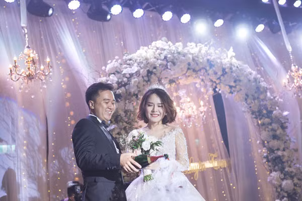 Gặp gỡ được vài lần, Trang định 'đẩy' Ninh qua cho một cô bạn đồng nghiệp nhưng không thành. Nguyên nhân là bởi Ninh nằng nặc nói với cả Trang và cô bạn đồng nghiệp kia rằng người anh thích chỉ có Trang. Lần ấy, dù khó xử với đồng nghiệp nhưng trong lòng Trang cũng 'hơi nở hoa một chút'.