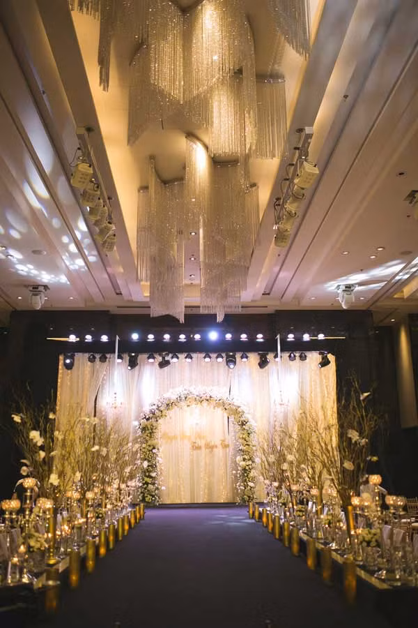 'Mình nhanh chán, tính cách sáng nắng chiều mưa, khó chịu vô cùng nhưng anh vẫn chịu được. Anh là người đàn ông chân thành, bền bỉ nhất mình từng quen. Chưa hết, tuy nhìn qua có vẻ khác nhau một trời một vực nhưng tính cách hai đứa lại giống nhau nhiều đến lạ lùng. Thậm chí vào buổi gặp thứ hai, mình và anh đều cảm thấy như đang nói chuyện với một phiên bản khác giới tính của mình. Cũng trong buổi gặp thứ hai ấy, anh nói chắc như đinh đóng cột sẽ lấy mình làm vợ', Trang kể về lý do khiến cô dần mở lòng với Ninh.