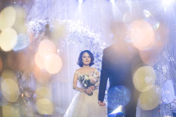 Trang những tưởng nếu kiên trì tìm hiểu thêm thì sẽ khám phá được ưu điểm của chàng trai mà bạn bè giới thiệu. Nhưng không, càng tiếp xúc với Ninh, cô nàng càng tuyệt vọng khi 'anh ấy chẳng được điểm gì cả, vừa không đẹp vừa không cao, lại hói và... vô duyên nữa chứ'.