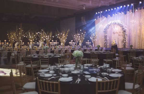 Bằng con mắt thẩm mỹ tinh tường, cô dâu Trang đã 'chấm' tông màu đen - trắng - vàng đồng cho đám cưới. Trang cho rằng ba màu này kết hợp với nhau sẽ tạo hiệu ứng cực kỳ sang trọng và ấn tượng. Kết quả, cặp đôi đã có một không gian tiệc cưới long lanh, thể hiện rõ cá tính và cái gu của nhân vật chính. Trang cũng bày tỏ rằng vợ chồng cô rất biết ơn hai bên gia đình khi cho phép cả hai tổ chức đám cưới theo ý mình.